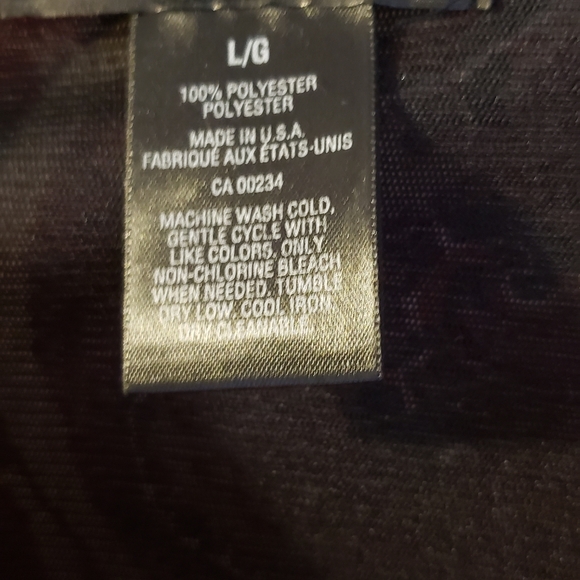 3/4 lgth twist front red paisley stretch blouse. Sz L...29" from collar to hem - Picture 2 of 8